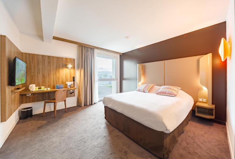 Quadruple Room with One Double Bed and One Sofa Bed image 1