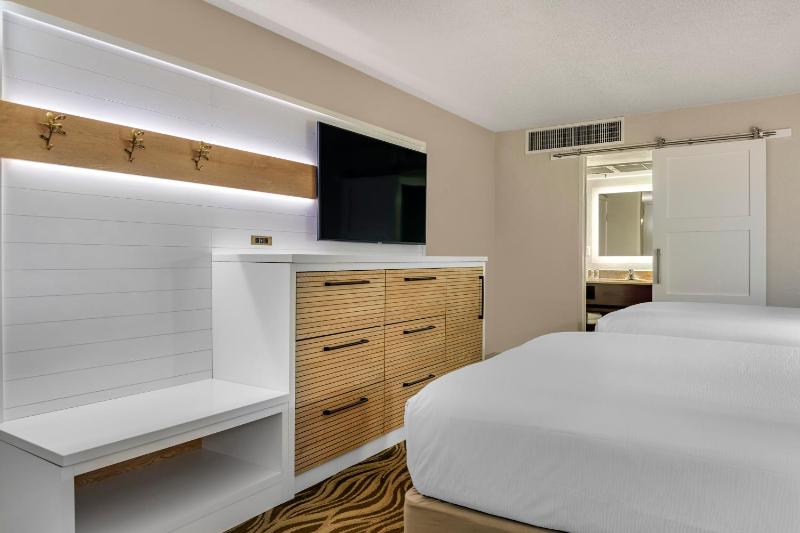 Standard Room with Two Double Beds - Courtyard View image 3