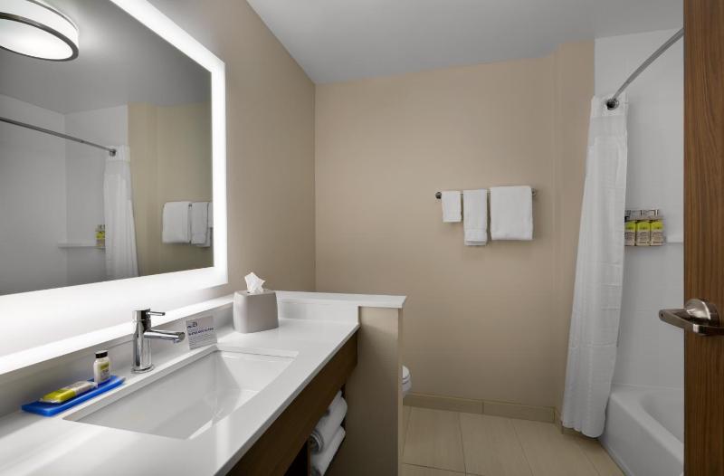 Standard Queen Room with Two Queen Beds image 4