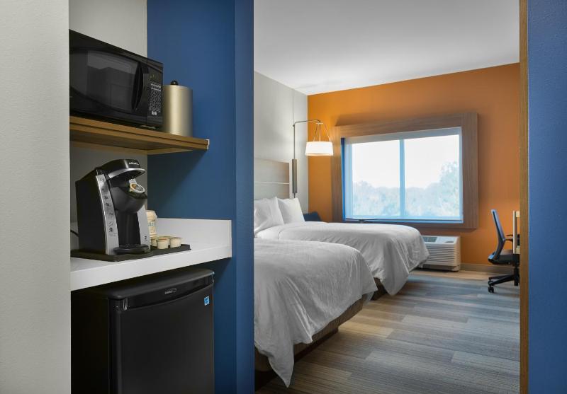 Standard Queen Room with Two Queen Beds image 3
