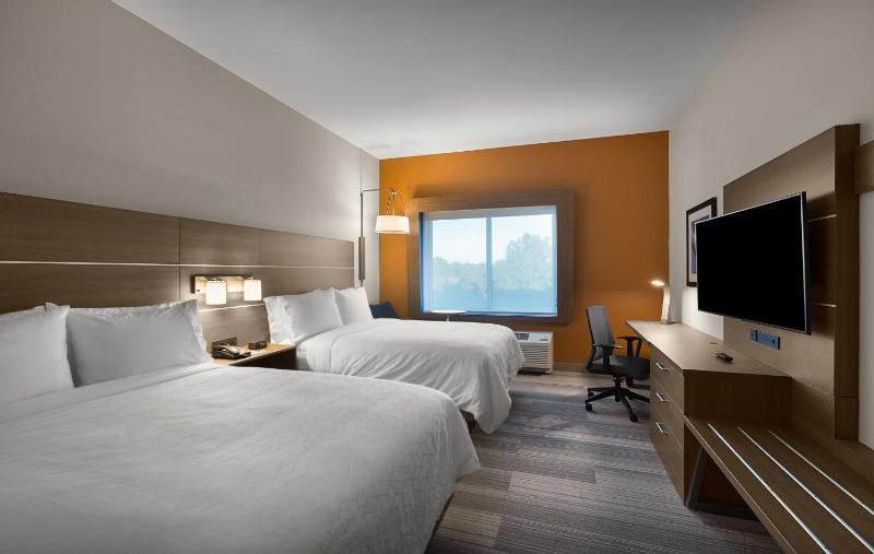 Standard Queen Room with Two Queen Beds image 1