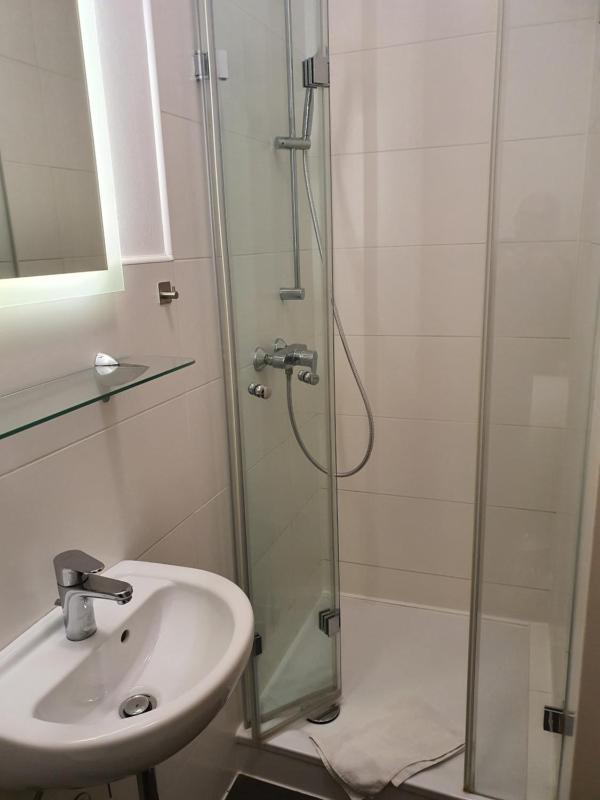  'Double Room with Private Bathroom image 1