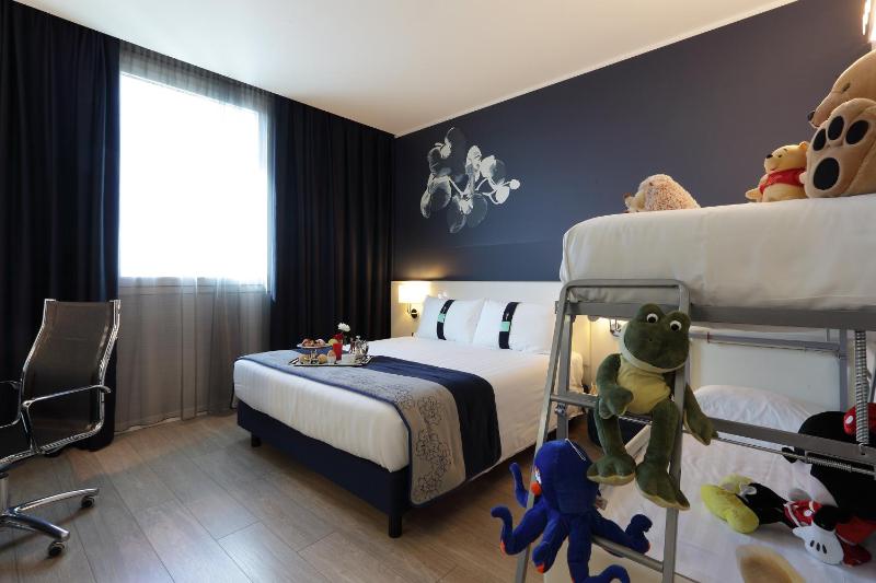 Standard Double Room with Bunk Bed image 4