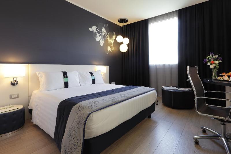 Standard Room image 4