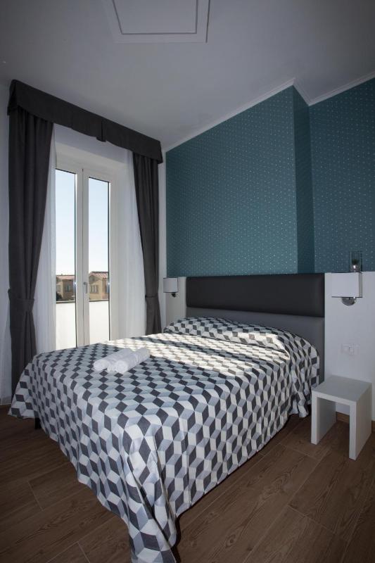 Deluxe Double Room with Balcony and Sea View image 3