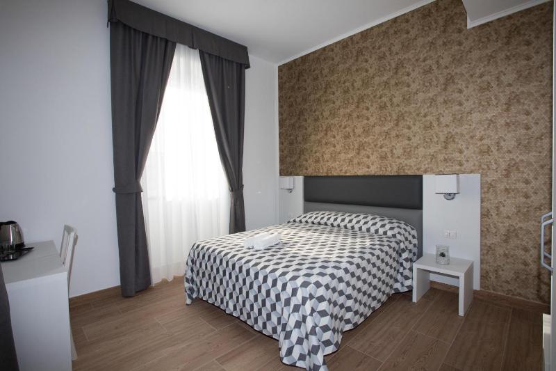 Double Room with Balcony image 4