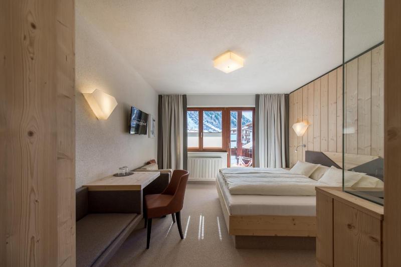 Standard Double Room image 3