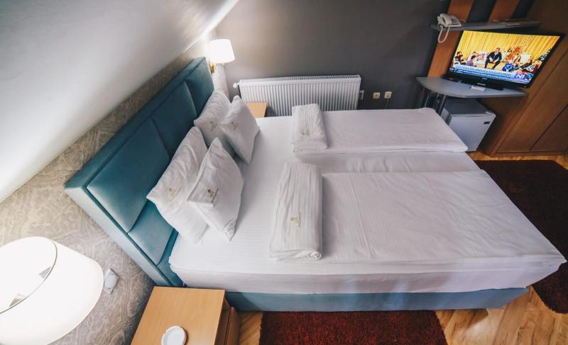 Triple Room with Terrace image 3
