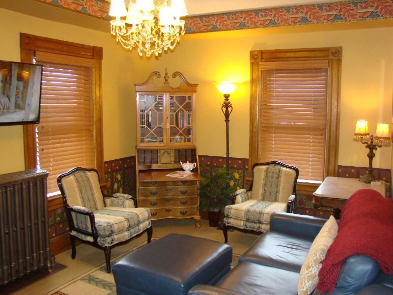Deluxe Queen Suite image 3