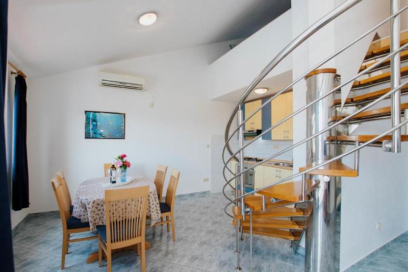 Three-Bedroom Apartment with Balcony and Sea View image 3