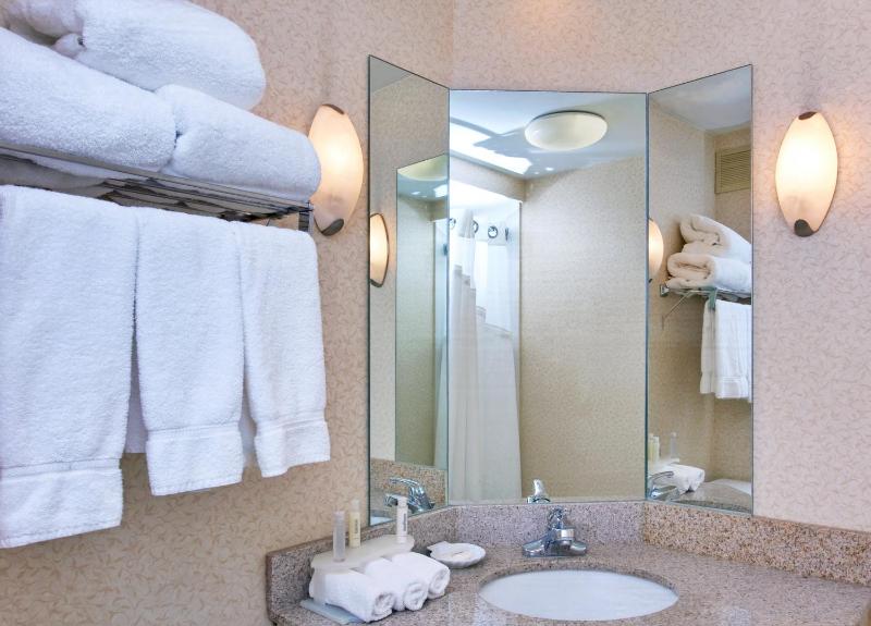 Standard King Room image 4