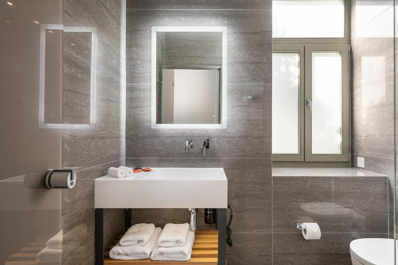 Deluxe Double or Twin Room with Balcony image 2