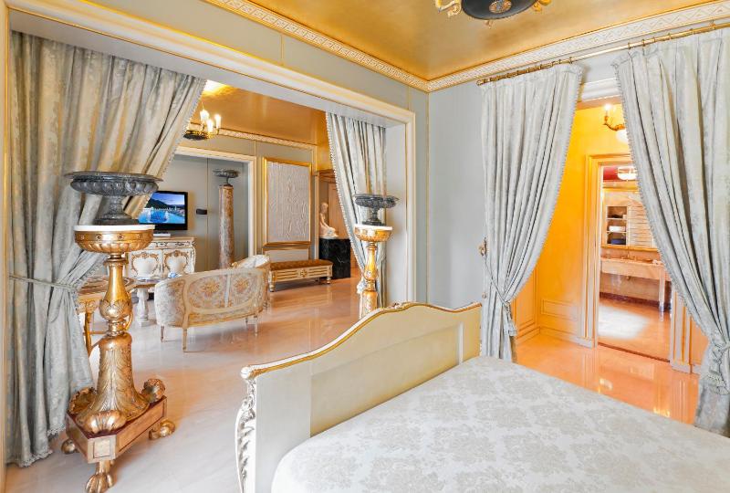 Suite with Spa Bath image 1