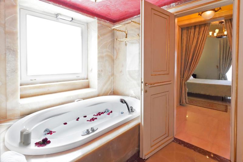 Suite with Spa Bath image 2