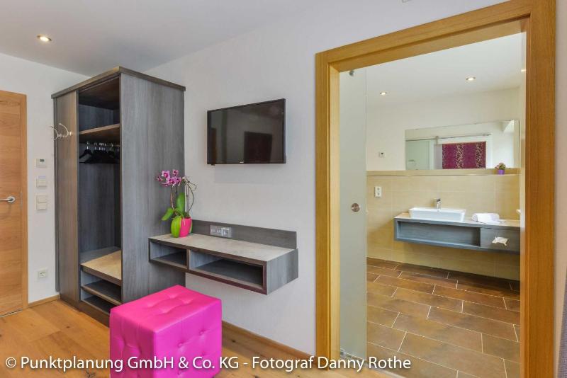 Deluxe Double Room with Shower image 4