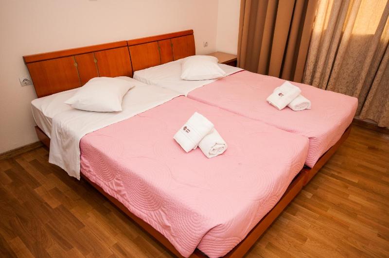 Family Room (2 Adults + 2 Children) image 4