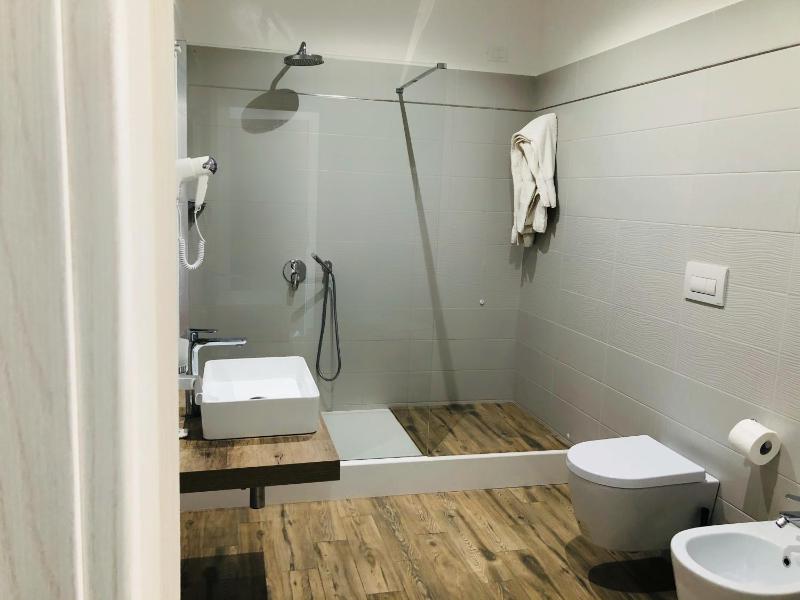 Standard Quadruple Room image 2