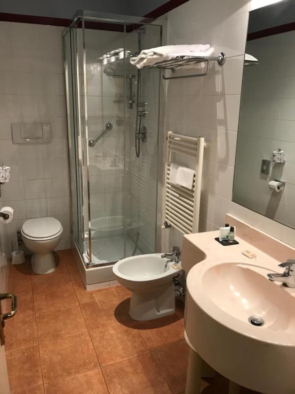 Economy Triple Room image 4