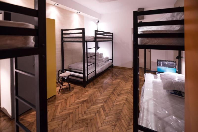 6-Bed Mixed Dormitory Room image 2