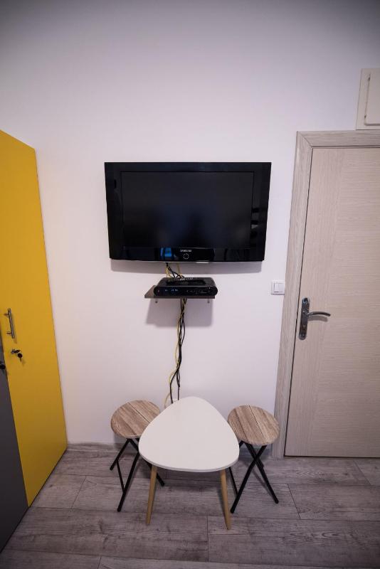 4-Bed Mixed Dormitory Room image 4