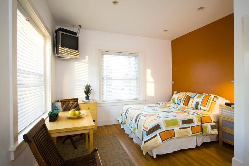 Junior Studio Suite - 1 Queen Bed image 3