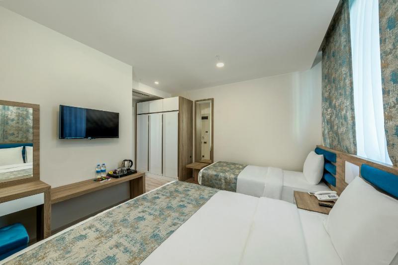 Deluxe Family Room image 3