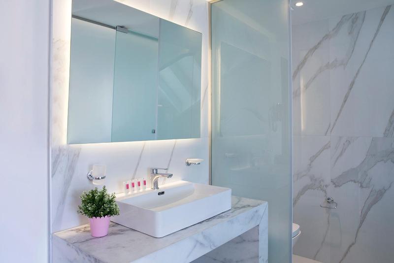 Deluxe Double Room image 2