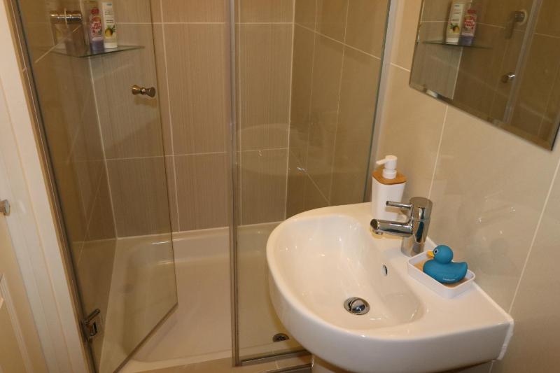 Twin Room with Bathroom image 3