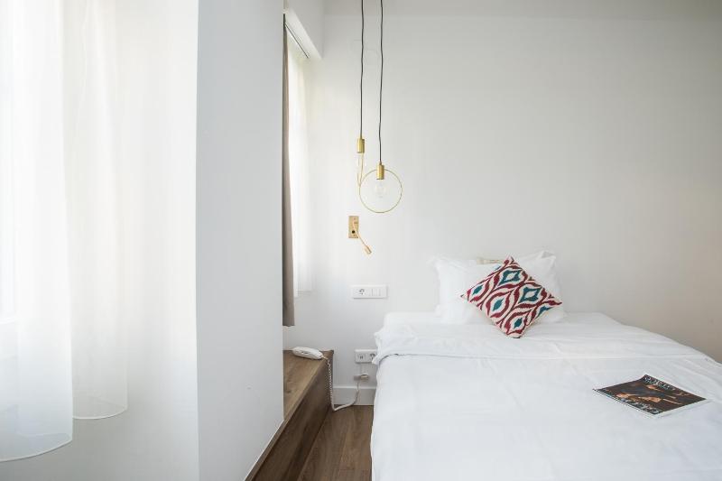 Classic Single Room image 4