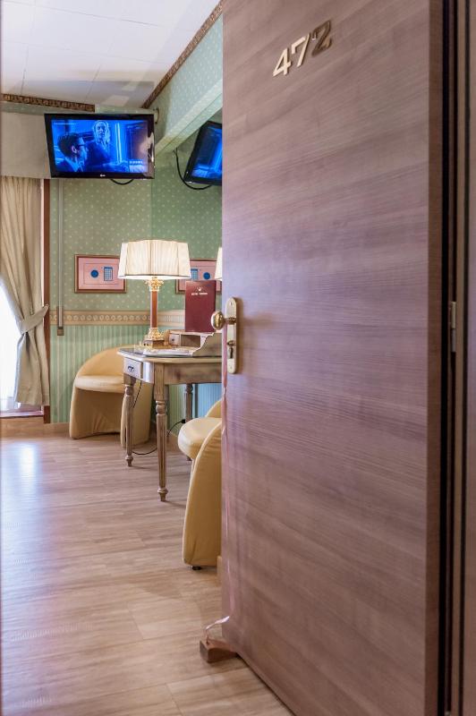 Double or Twin Room image 4