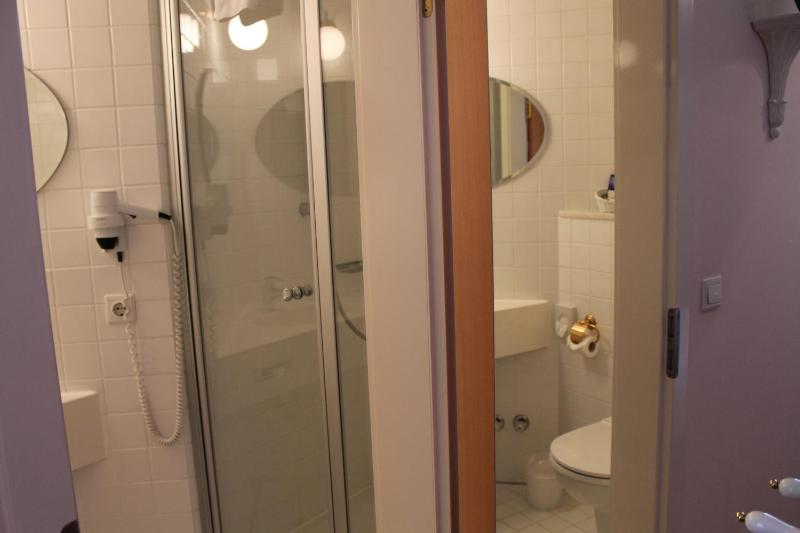 Single Room image 4