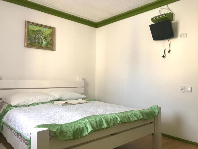 Basic Triple Room with Shared Bathroom image 2