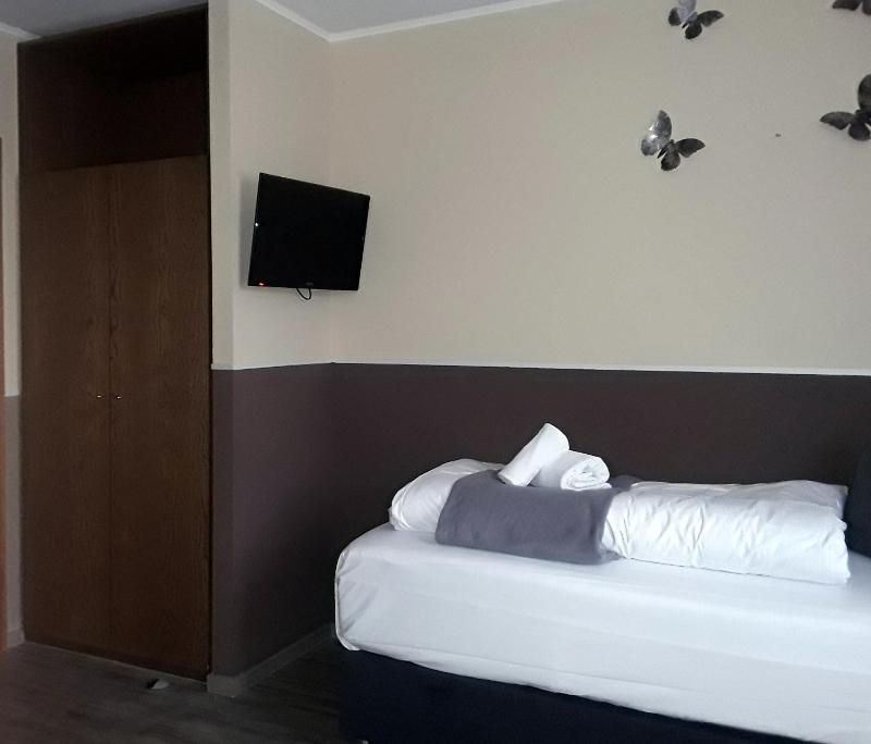 Single Room with Bathroom image 3