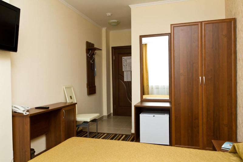 Standard Twin Room image 3