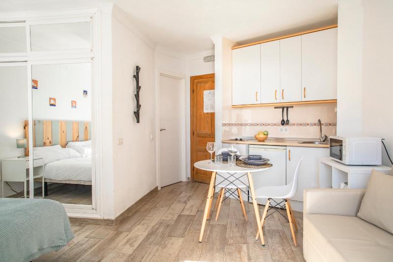 Studio with Balcony and Sea View image 4
