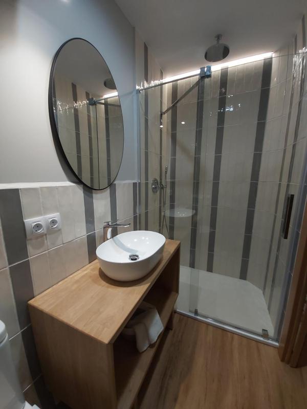Deluxe Double Room with Bath image 2