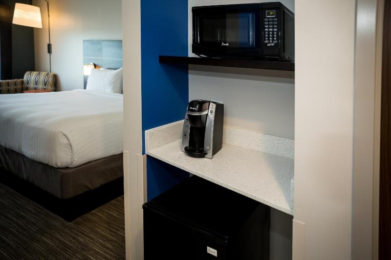 Standard King Room image 2
