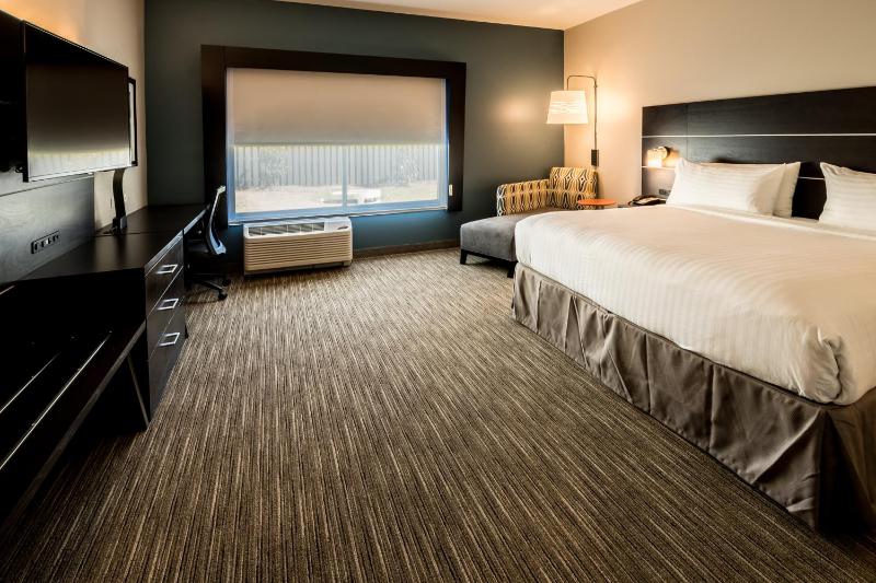 Standard King Room image 3