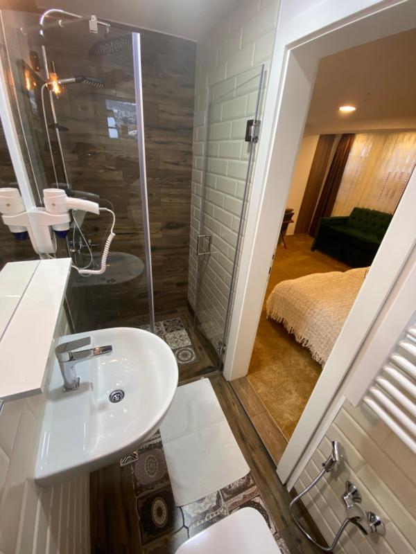 Twin Room image 4