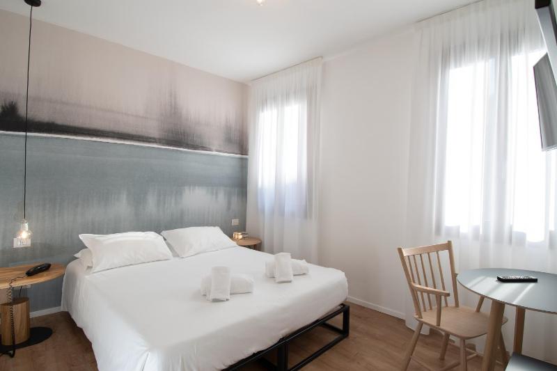 Double or Twin Room image 4