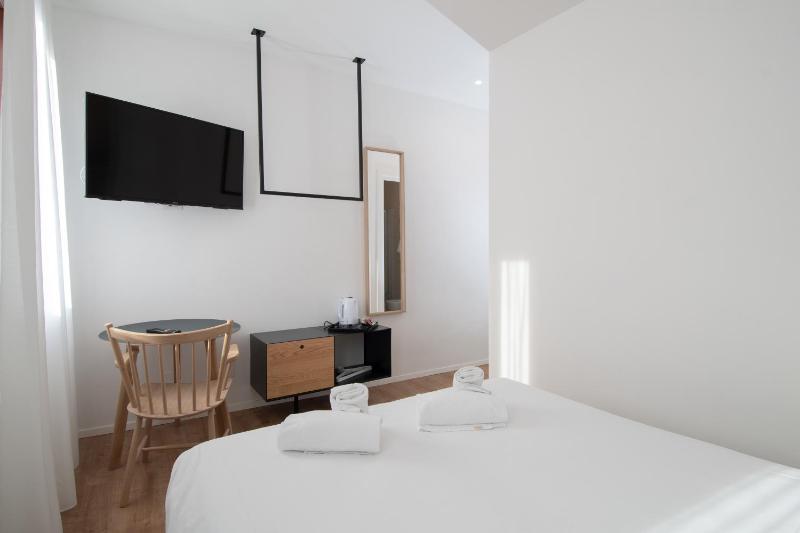 Double or Twin Room image 3