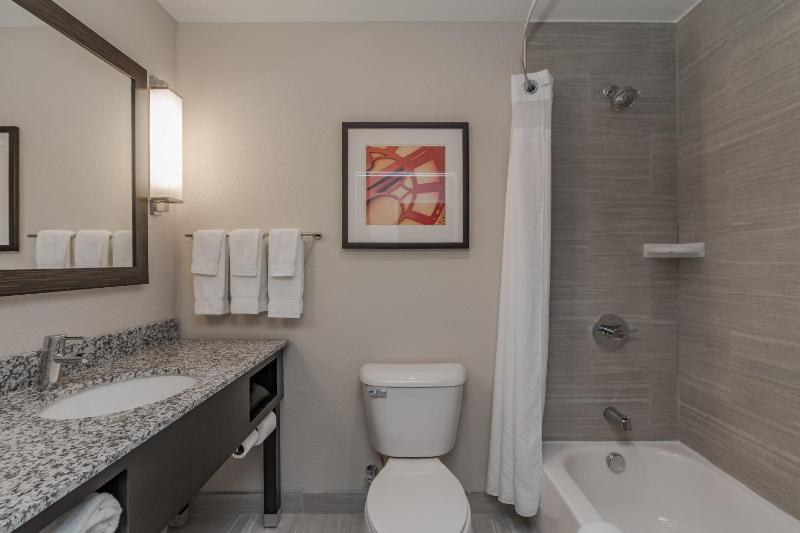 Standard King Room image 4