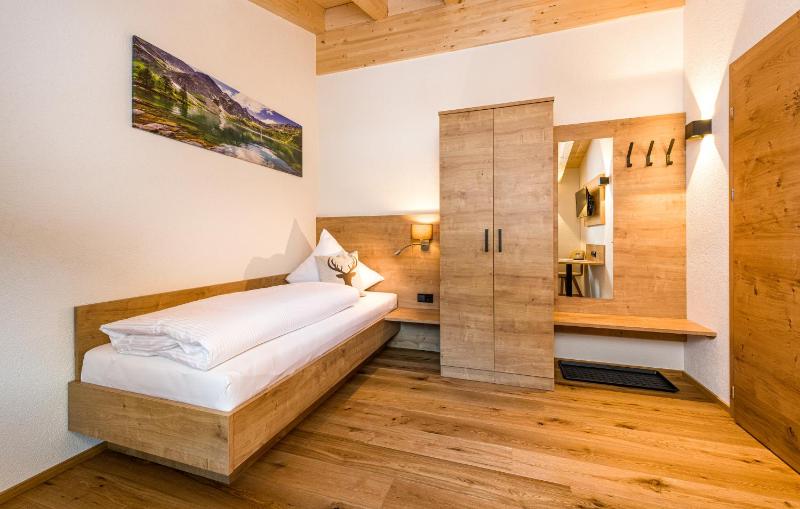 Triple Room with Balcony image 4