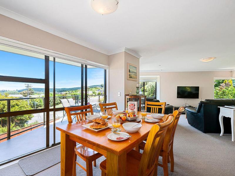 Acacia Bay Getaway - Lake Taupo Holiday Home - image 15
