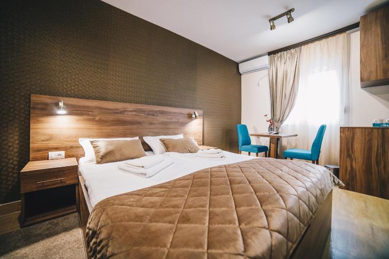 Standard Double or Twin Room image 4