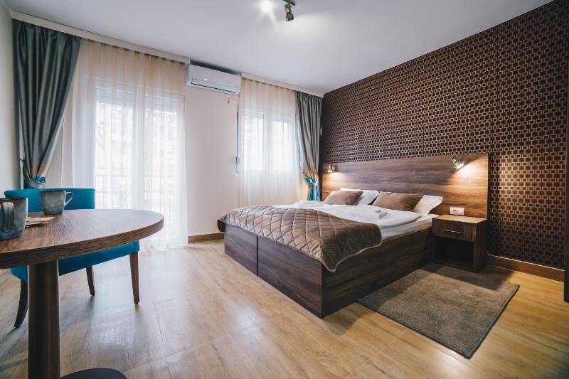 Deluxe Double or Twin Room image 3