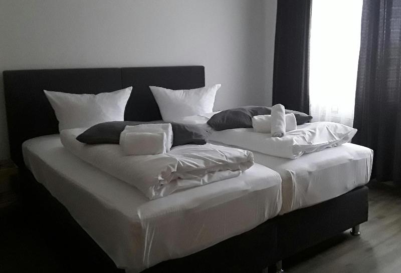Standard Double Room image 3