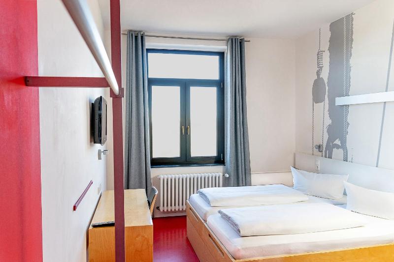 Double Room image 4