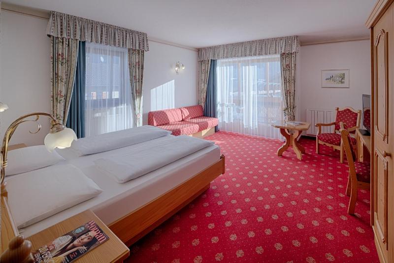 Double Room with Balcony image 3