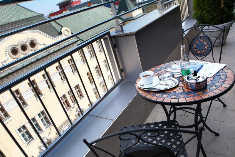 Deluxe Double Room with Castle View image 3